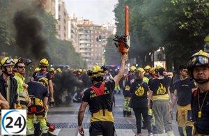 Bomberos forestales protestan en València por sus derechos laborales y amenazan con huelga.