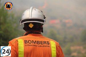 Nuevo medio aéreo se une a la lucha contra el incendio forestal en Riba-roja.