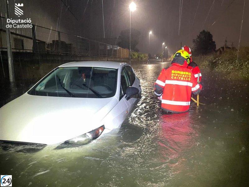 Bomberos salvan a pareja atrapada en su auto por inundación en Vila-real.