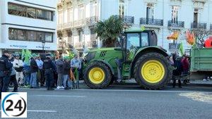 Agricultores de La Unió protestan en el centro de València con tractores para denunciar recortes que asfixian al sector agrícola.