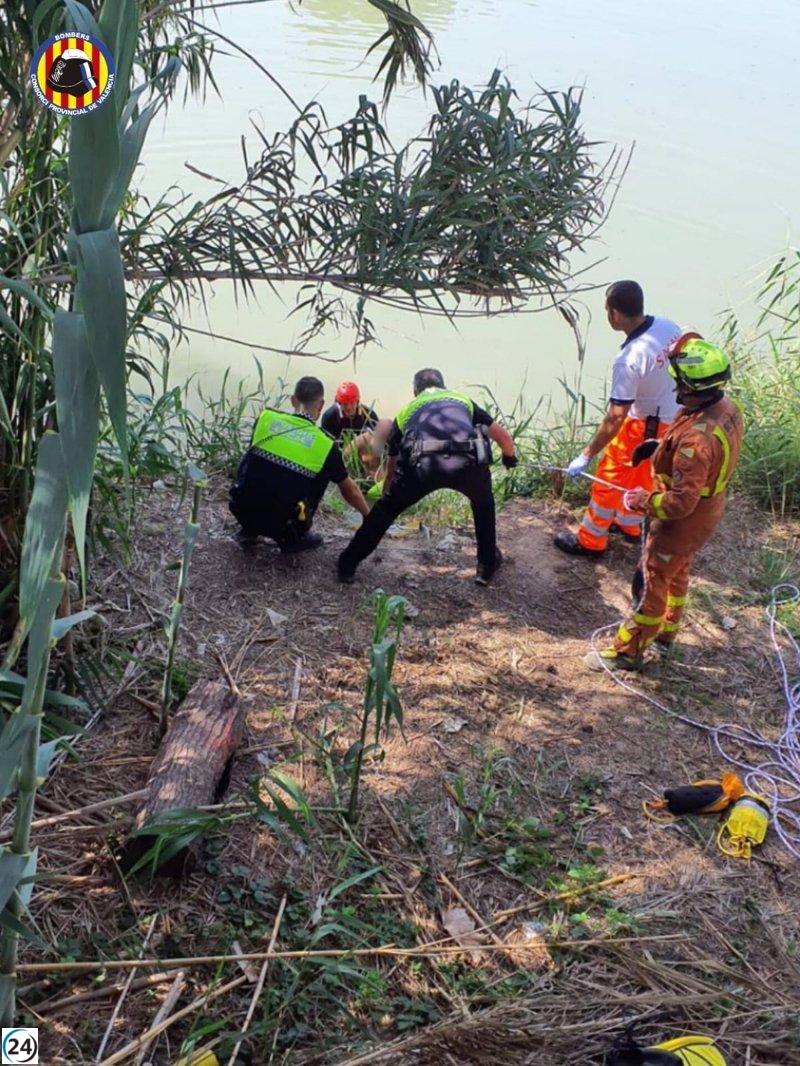 Rescatan a un nadador en el río Júcar incapaz de regresar a tierra firme.