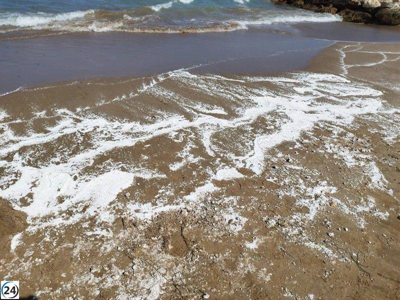 Cuatro playas de El Puig cerradas por presencia de sustancia blanca en sus aguas