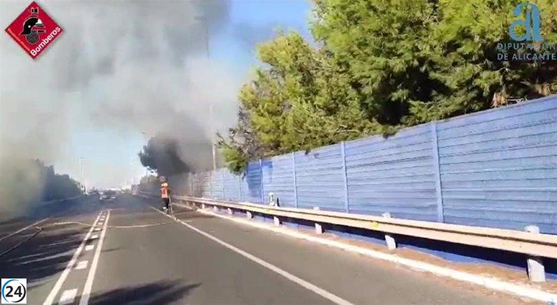 Apagado un incendio de vegetación en Torrevieja que generó fuertes retrasos en la N-332 durante dos horas.