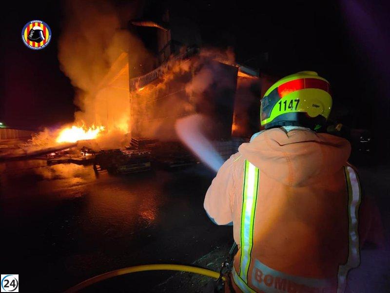 Incendio en industria química de Potries conlleva confinamiento de edificios cercanos
