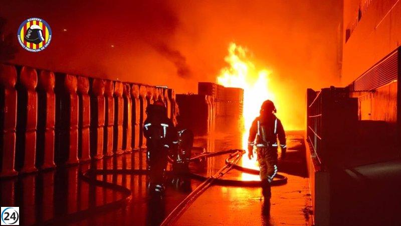 Incendio industrial en Potries bajo control, pero desalojos continúan