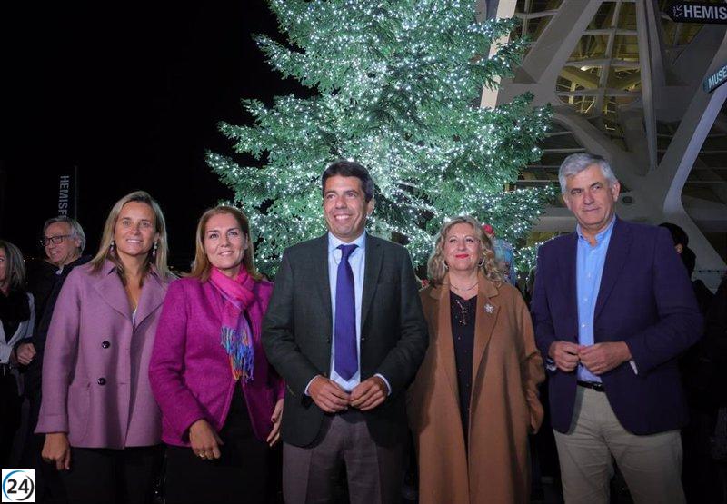 La Ciutat de les Arts i les Ciències brilla con un árbol navideño de más de once metros de altura