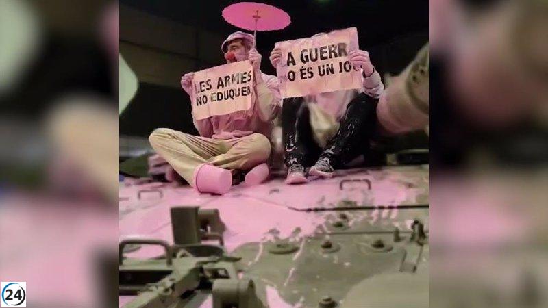 Expojove: Arresto de dos pacifistas por vandalismo pintando un tanque