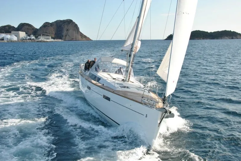 Aprende a navegar en un velero por la costa de Valencia