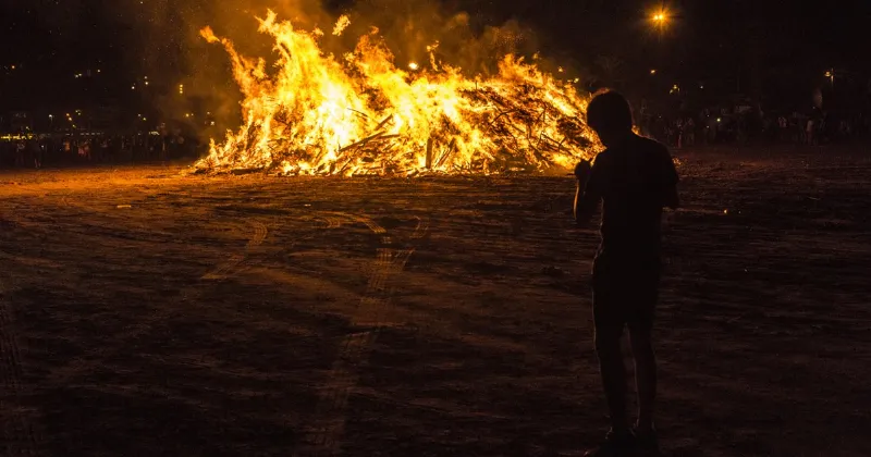 Las hogueras de San Juan: una tradición ancestral que implica a toda la ciudad